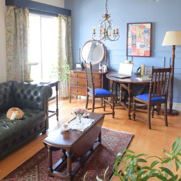 ゲートレッグテーブルに並んで2人で仕事をこなす英国スタイルの書斎