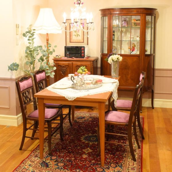 絵になる脚と上品に過ごす、人を招きたくなるダイニング