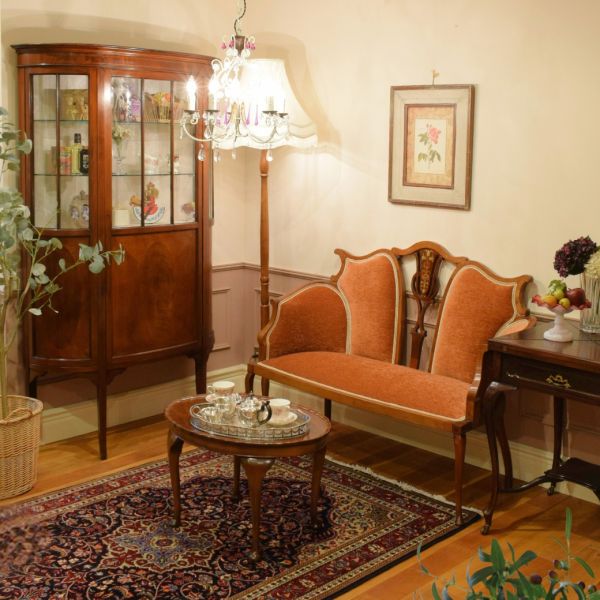 セティに座って心を落ち着かせる、クラシックスタイルのお部屋