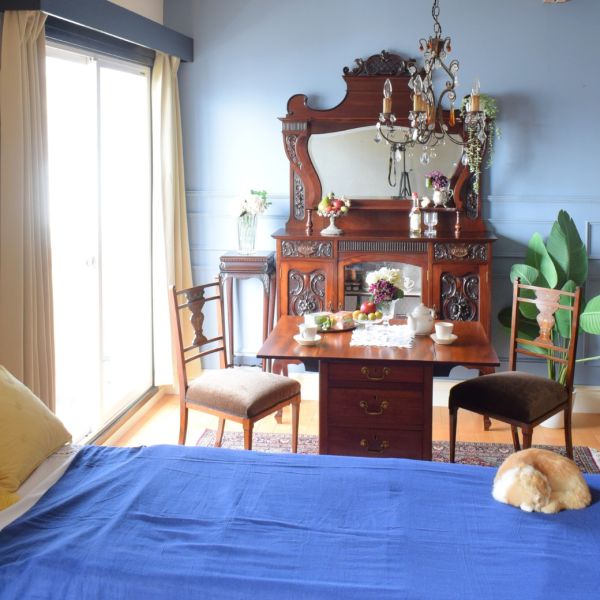 ダイニングにも使えるリネントローリー×パーラーと暮らす部屋
