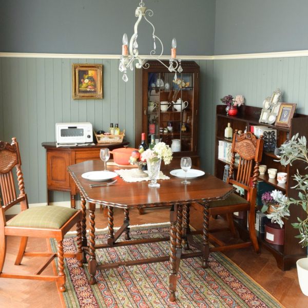 ツイストのダイニングとペイズリーを組合わせたダイニング