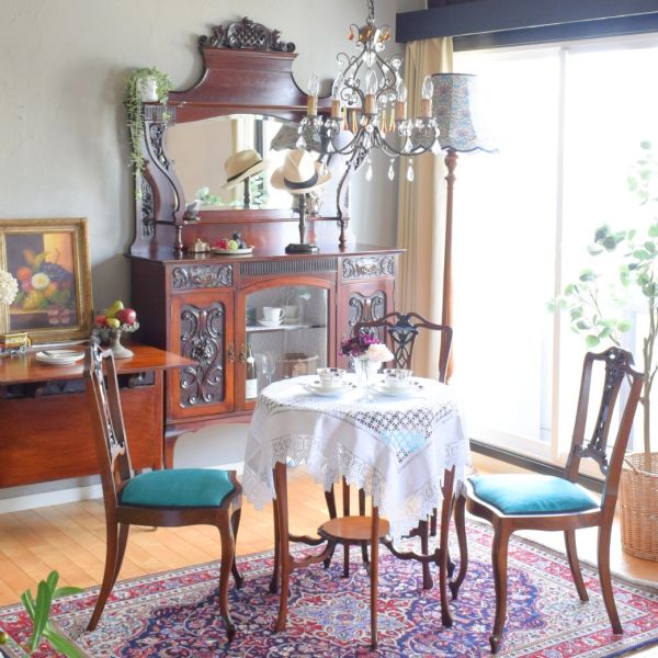 伊万里モチーフのトリオに合わせたビクトリアンスタイルの部屋