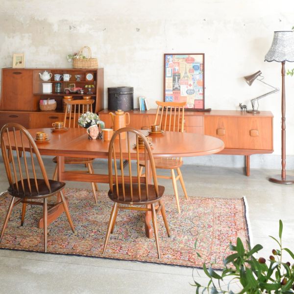 お気に入りのホエールレッグと過ごすビンテージのダイニング