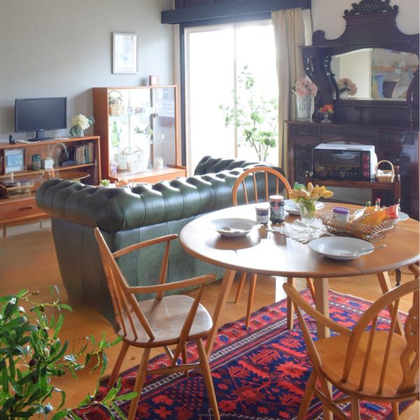 音楽と食事を楽しむ、北欧スタイルのリビングダイニング