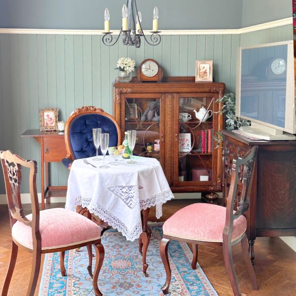 英国アンティークのリビング | 金メダルに感動する朝食ダイニング