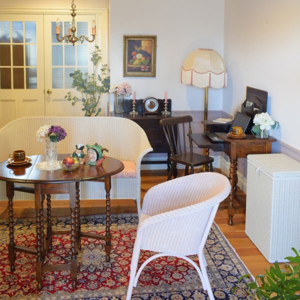 父の誕生日に母と思い出話を楽しむ、ロイドルームのあるお部屋