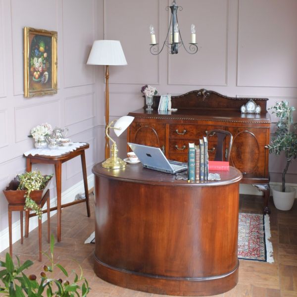 キドニー型のデスクとがんばる、忙しい日の書斎