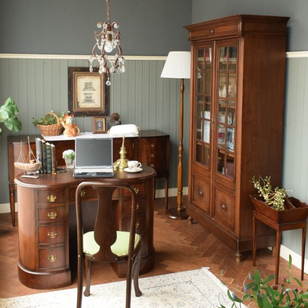 英国アンティークの | 共通テストを思いながらプレジデントデスクと仕事をこなす書斎