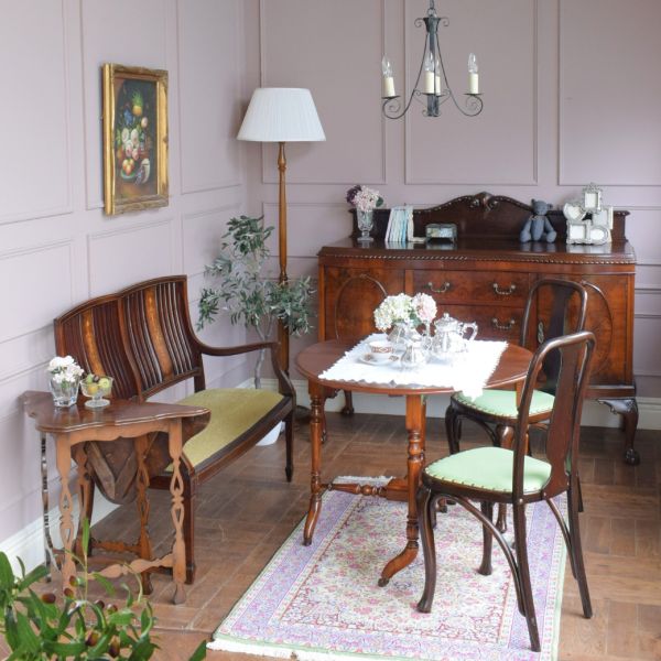 体調を気にしながらセティと過ごすクラシックなリビング