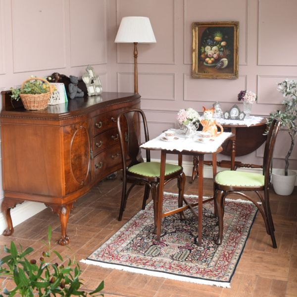 英国クラシックの | 床の花束で気分が上がる、マホガニーと艶が響き合うリビング