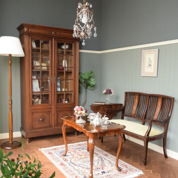 三角形になるゲートレッグテーブルとお茶を楽しむリビング