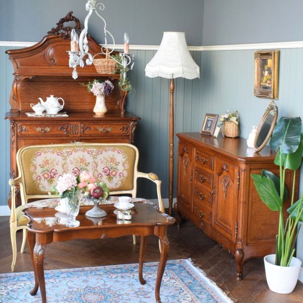 手仕事で造られたものに囲まれて優雅に過ごすフレンチスタイルのリビング
