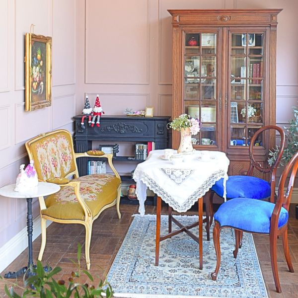 黒いマントルピース×フレンチアンティーク、鉄板コーデがおしゃれな部屋