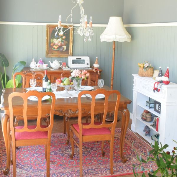 ライブ本番を楽しむ前に食事する、クリスマスカラーのダイニング