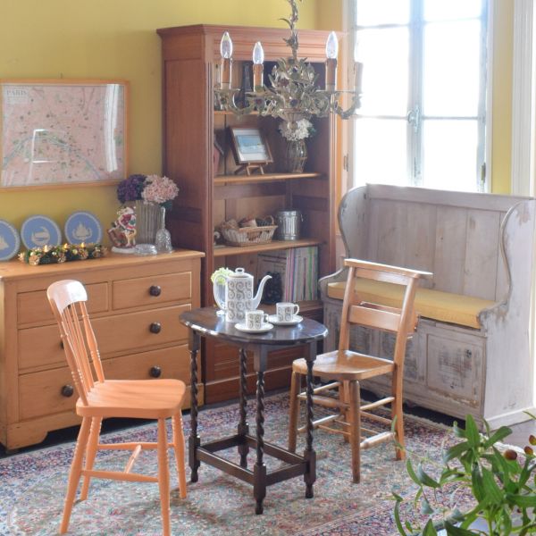 椅子を整えるだけでクリスマス気分を楽しむリビング