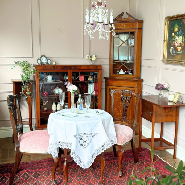 英国クラシックのリビング | シノワズリとバルーチの幾何学模様がコラボする英国サロン