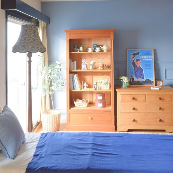 ナチュラルカントリーの | ケルマンラバーの肌触りを楽しむ可愛い寝室