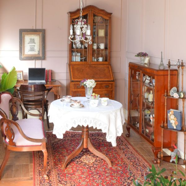 英国クラシックの | オールド伊万里と紅茶を楽しむ、ピンク色の書斎