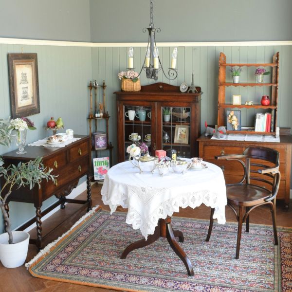 ティルトトップテーブルと一人で楽しむ贅沢なティータイム