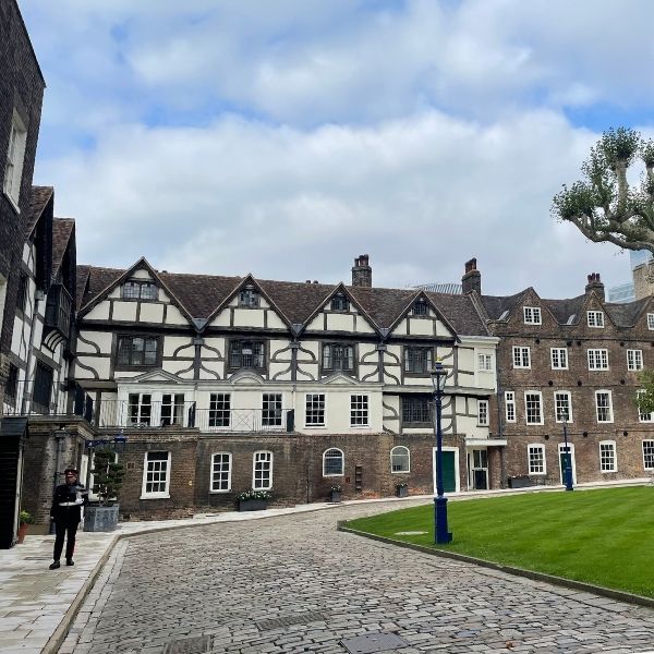 クイーンズ・ハウスからブラッディー・タワーへ