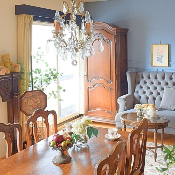 お気に入りのソファと過ごす、フレンチスタイルのリビング