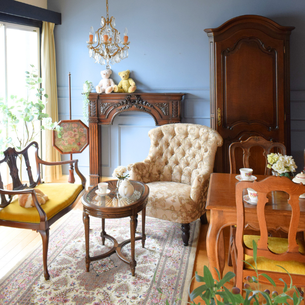 英国クラシックの | 人間ドッグ前日に優雅な食事を食べるフレンチスタイルのお部屋