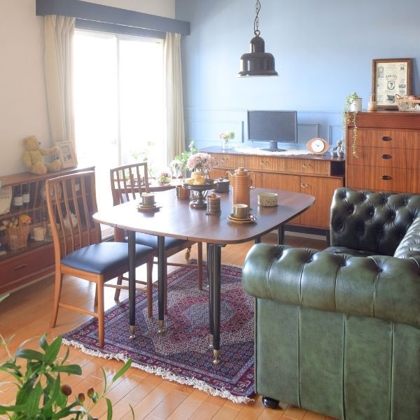 チェスターフィールドに座ってホーンジーと過ごすティータイム