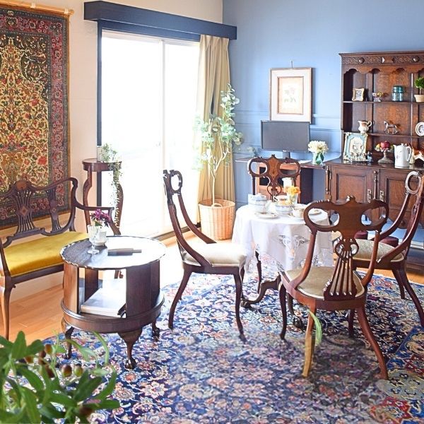 英国クラシックの | サロンチェアとペルシャの曲線がコラボする美しいリビング