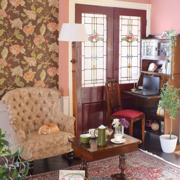 ステンドグラスから届く春の光を楽しむ書斎