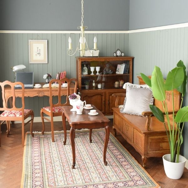 フレンチエレガントの | 新入生歓迎会の前に、必死に仕事＆勉強をするフレンチスタイルの書斎