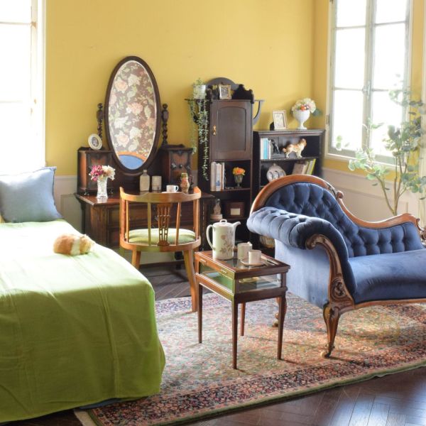 お気に入りの椅子と過ごす、ひと足早い春の寝室