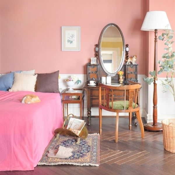 英国アンティークの | 身だしなみをオーバル型の鏡でチェックするドレッサーのある寝室