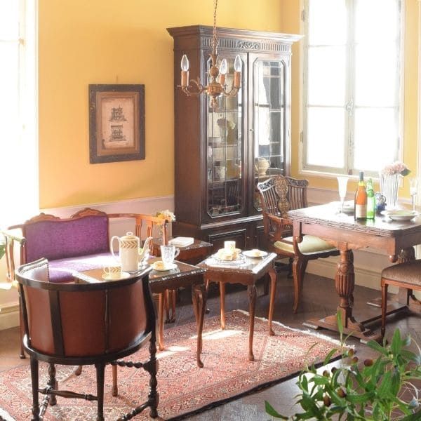 英国アンティークの | 入学式に参加する日の準備を楽しむアンティーク部屋