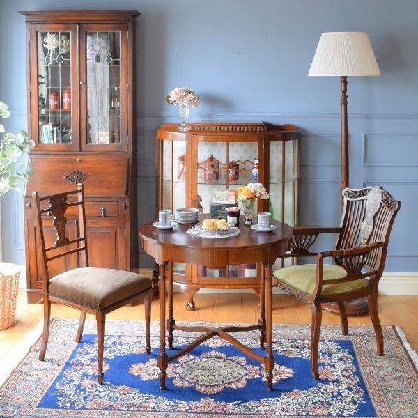 英国クラシックのリビング | 姉妹二人旅を満喫するティーコーナーのあるサロン