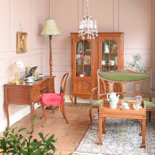 フレンチエレガントの | 椅子で雰囲気を変化させるフレンチスタイルの書斎