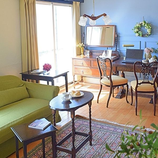 修学旅行の話に花を咲かせる英国スタイルのリビング