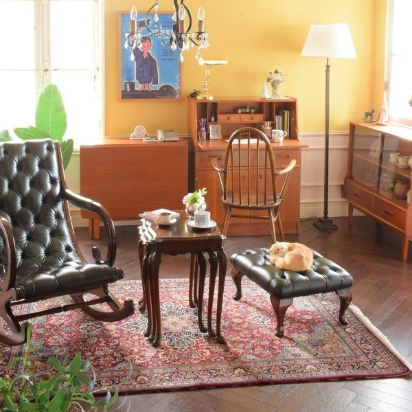 ロッキングチェアに座ってくつろぐ気持ちのいい時間