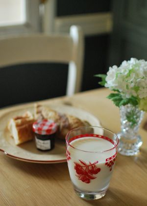 コントワールドファミーユ　インテリア雑貨　コントワール・ド・ファミーユのウォーターグラス（ダミエルージュ）。これに入れると、朝食も華やかに見えて、フランスの田舎で食べている気分？牛乳が美味しく感じる気がします（笑）。(cf-452)
