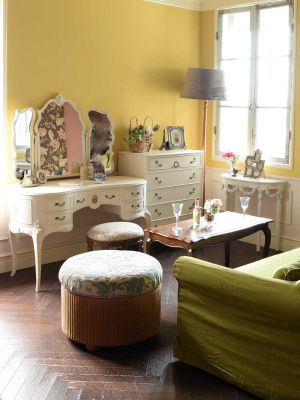 フランスアンティーク調のシャビーシックな家具、バラの装飾が可愛い 