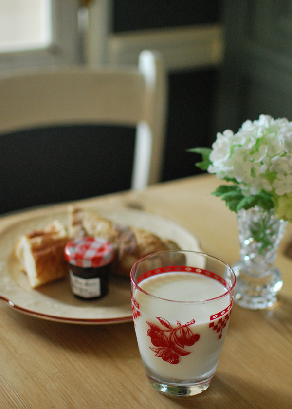 朝食の牛乳もおシャレにフランス気分の朝食