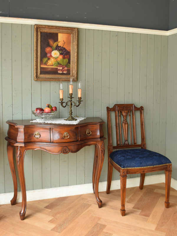 英国クラシックの | アンティーク風の家具を使った簡単おシャレスタイル