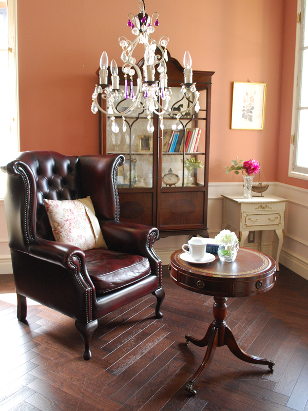 英国クラシックの | チョコレート色の家具に挿し色の白英国アンティークの書斎