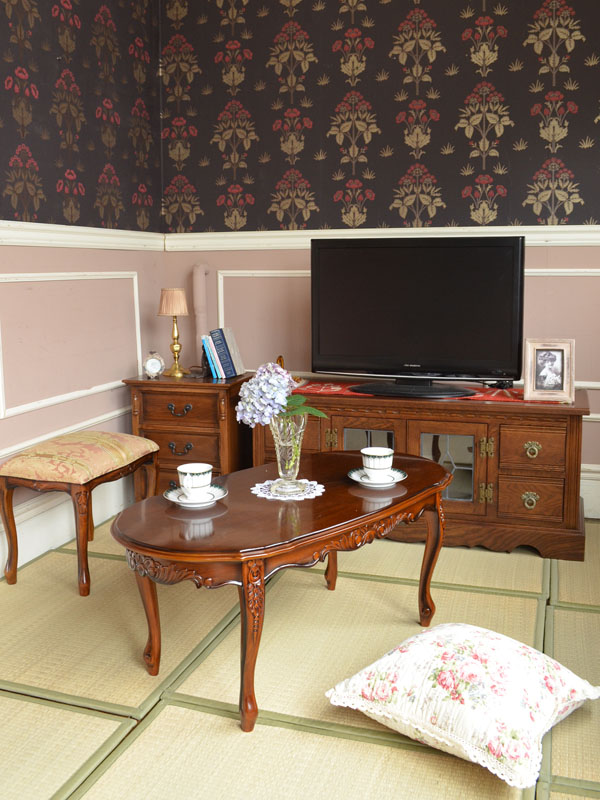 英国クラシックの | 畳にチョコ色のアンティーク風家具扇風機の風でゴロンとする部屋
