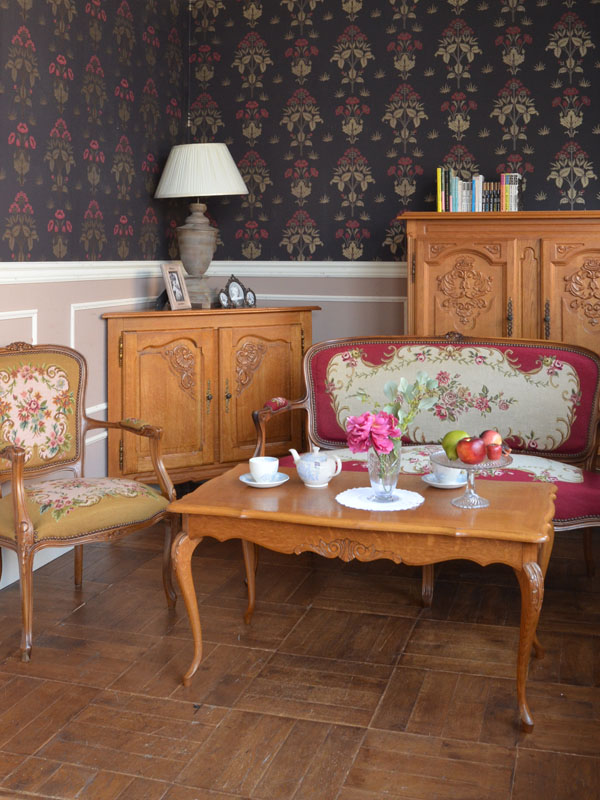 フレンチエレガントのリビング | 猫脚の家具で統一されたフランスらしい優雅な空間