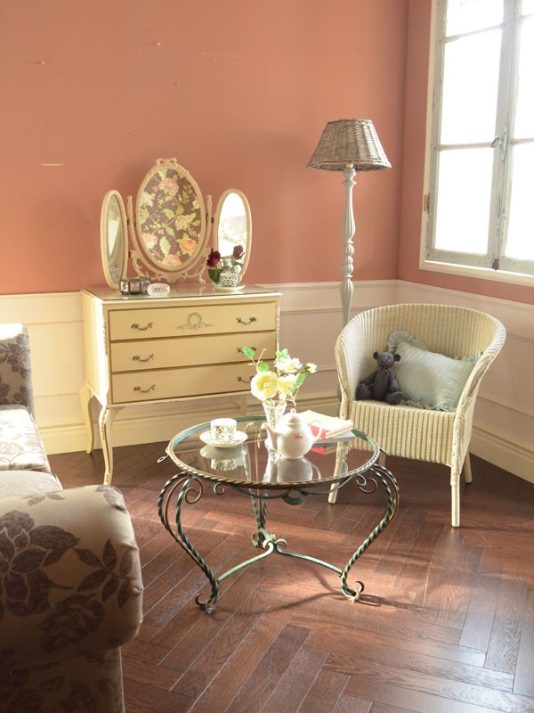 フレンチエレガントの | グレー色でキュッと引き締める白い家具で作った寝室