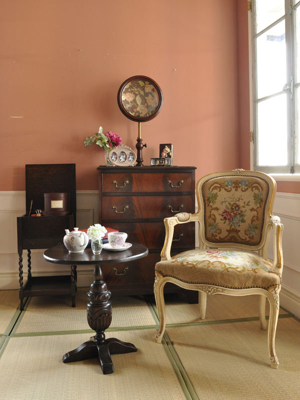英国クラシックの | 洒落たアンティーク家具を使った和室で癒される時間