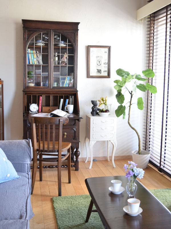 英国アンティークのリビング | 白い家具とチョコレート色のコラボビューローを置いたリビング