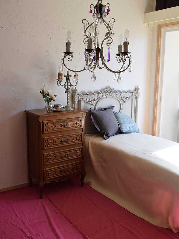 ハンドルスタイルの | ピンクの床の寝室新しい発見にワクワク