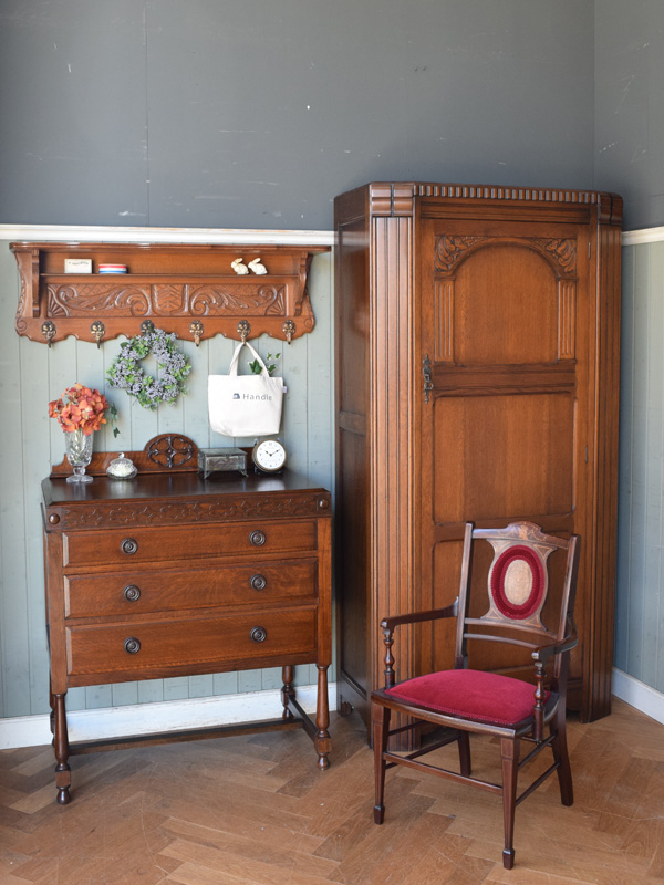 英国アンティークの | 芸術的に美しい象嵌の椅子が主役英国スタイルの寝室