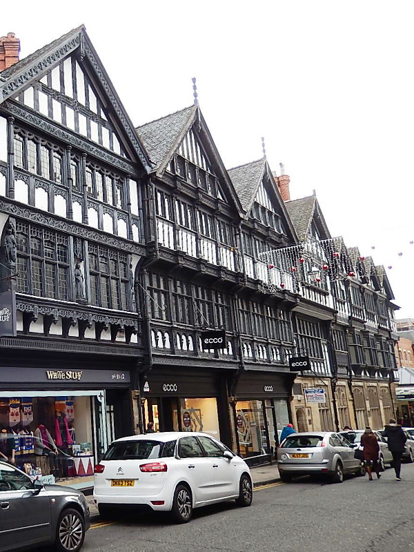 チューダー様式の建物で作られたおシャレな商店街